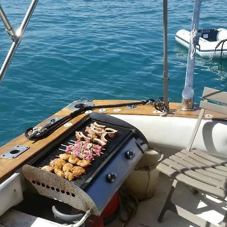 Blue Fin 2 Botel